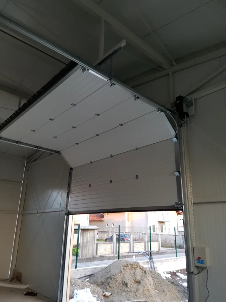 Garažna vrata, konstrukcija unutrasnja. Ugradnja, prodaja, servis, kodiranje daljinca i pustanje u rad.